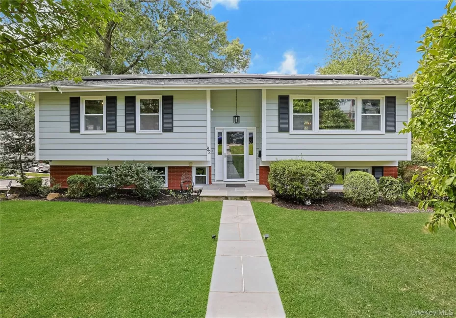Beautifully maintained home with manicured lawn and mature landscaping. Beautifully maintained home with manicured lawn and mature landscaping.