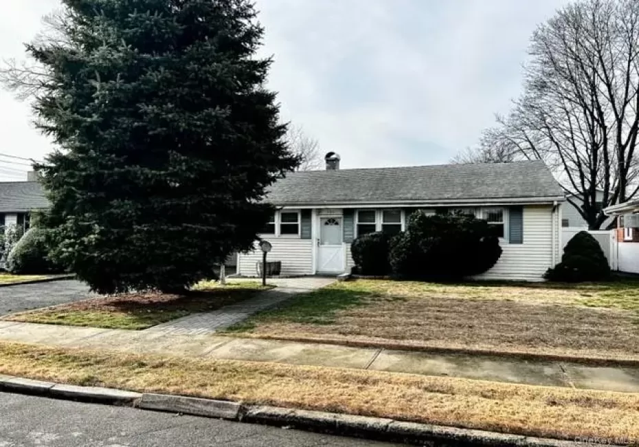 180 Elmwood Street, Hempstead, NY, 3 Bedrooms Bedrooms, 5 Rooms Rooms,1 BathroomBathrooms,Residential Lease,For Rent,Elmwood,0,1053512 180 Elmwood Street, Hempstead, NY, 3 Bedrooms Bedrooms, 5 Rooms Rooms,1 BathroomBathrooms,Residential Lease,For Rent,Elmwood,0,1053512