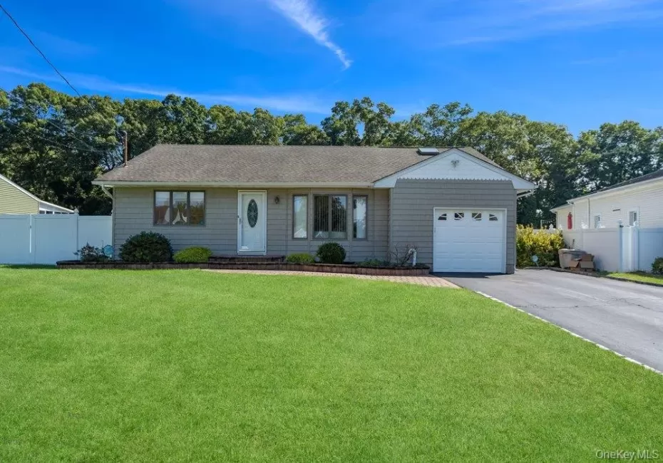 21 Seusing Boulevard, Islip, NY, 3 Bedrooms Bedrooms, 6 Rooms Rooms,2 BathroomsBathrooms,Residential,For Rent,Seusing,0,1052197 21 Seusing Boulevard, Islip, NY, 3 Bedrooms Bedrooms, 6 Rooms Rooms,2 BathroomsBathrooms,Residential,For Rent,Seusing,0,1052197