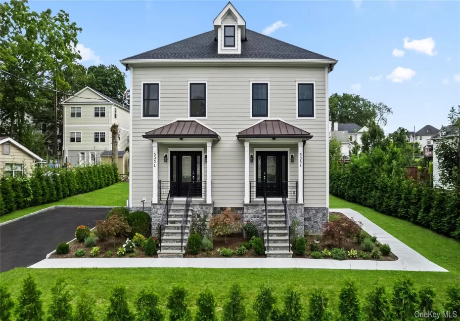 Be the first to live in unique, brand new, luminous, state-of-the-art Duplex "R" with high-end finished. Be the first to live in unique, brand new, luminous, state-of-the-art Duplex "R" with high-end finished.