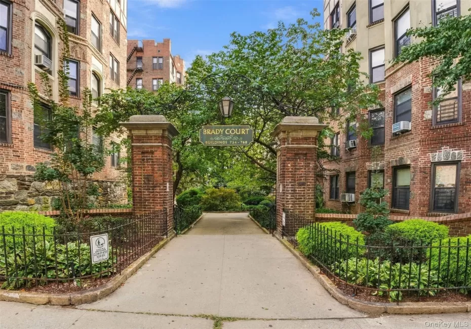 754 Brady Avenue, New York, NY, 2 Bedrooms Bedrooms, 5 Rooms Rooms,1 BathroomBathrooms,Residential,For Rent,Brady,0,1054217 754 Brady Avenue, New York, NY, 2 Bedrooms Bedrooms, 5 Rooms Rooms,1 BathroomBathrooms,Residential,For Rent,Brady,0,1054217