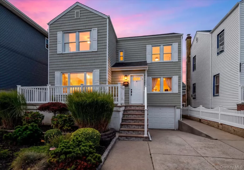 Welcome to 7 Vinton! A 4 bedroom, 1.5 bath home in the canals of Long Beach. Welcome to 7 Vinton! A 4 bedroom, 1.5 bath home in the canals of Long Beach.