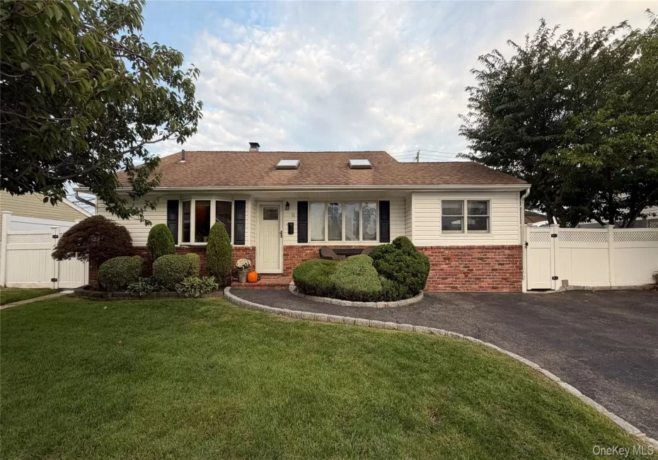 11 Lois Lane, Oyster Bay, NY, 3 Bedrooms Bedrooms, 8 Rooms Rooms,2 BathroomsBathrooms,Residential,For Rent,Lois,0,1054937 11 Lois Lane, Oyster Bay, NY, 3 Bedrooms Bedrooms, 8 Rooms Rooms,2 BathroomsBathrooms,Residential,For Rent,Lois,0,1054937