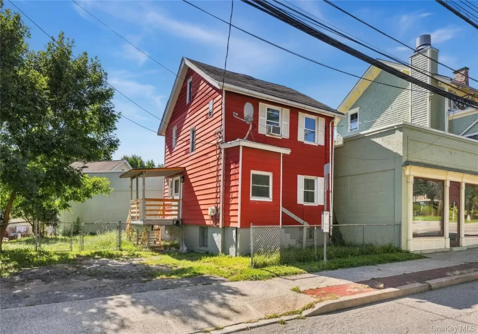Welcome to 135 N Highland Avenue! This home has 2 free parking spots, new vinyl floors throughout and much more! Welcome to 135 N Highland Avenue! This home has 2 free parking spots, new vinyl floors throughout and much more!
