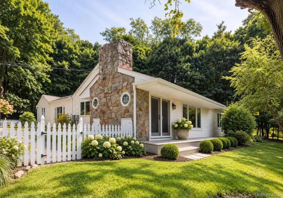 Charming Mid-Century home Charming Mid-Century home