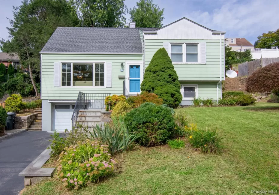 Welcome to 27 White Plains Ave! Welcome to 27 White Plains Ave!