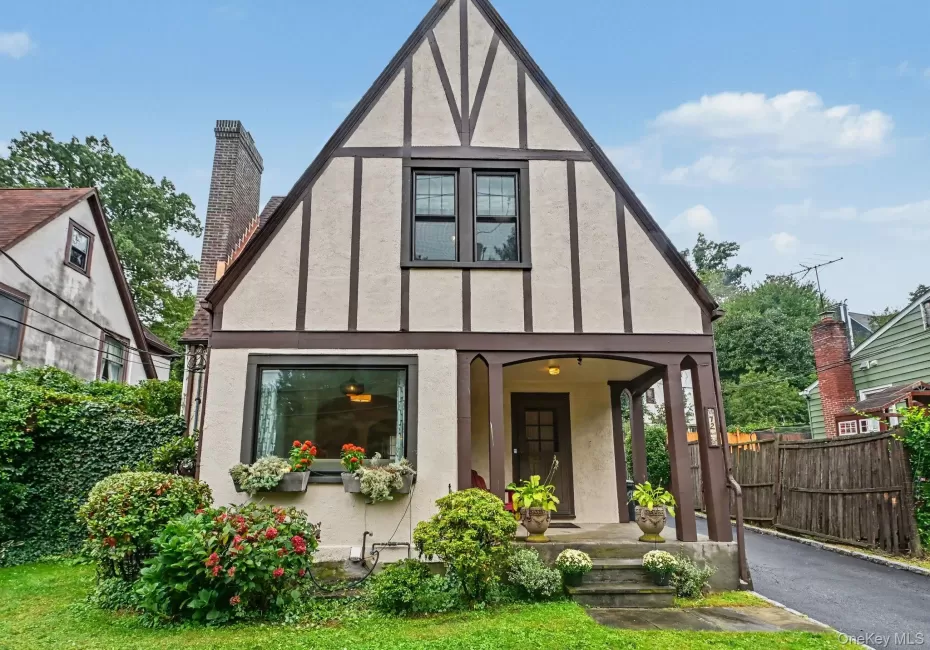 72 Hartsdale Avenue, Greenburgh, NY, 3 Bedrooms Bedrooms, 6 Rooms Rooms,2 BathroomsBathrooms,Residential,For Rent,Hartsdale,0,1054580 72 Hartsdale Avenue, Greenburgh, NY, 3 Bedrooms Bedrooms, 6 Rooms Rooms,2 BathroomsBathrooms,Residential,For Rent,Hartsdale,0,1054580