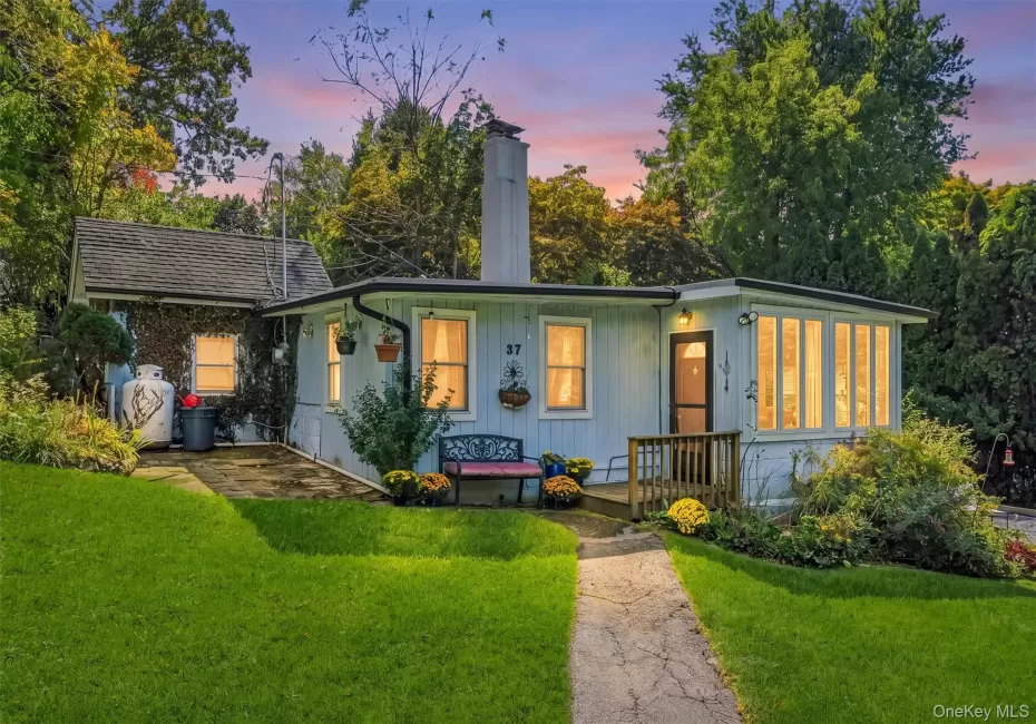 37 Woodstock Road, Kent, NY, 2 Bedrooms Bedrooms, 7 Rooms Rooms,1 BathroomBathrooms,Residential,For Rent,Woodstock,0,1056310 37 Woodstock Road, Kent, NY, 2 Bedrooms Bedrooms, 7 Rooms Rooms,1 BathroomBathrooms,Residential,For Rent,Woodstock,0,1056310