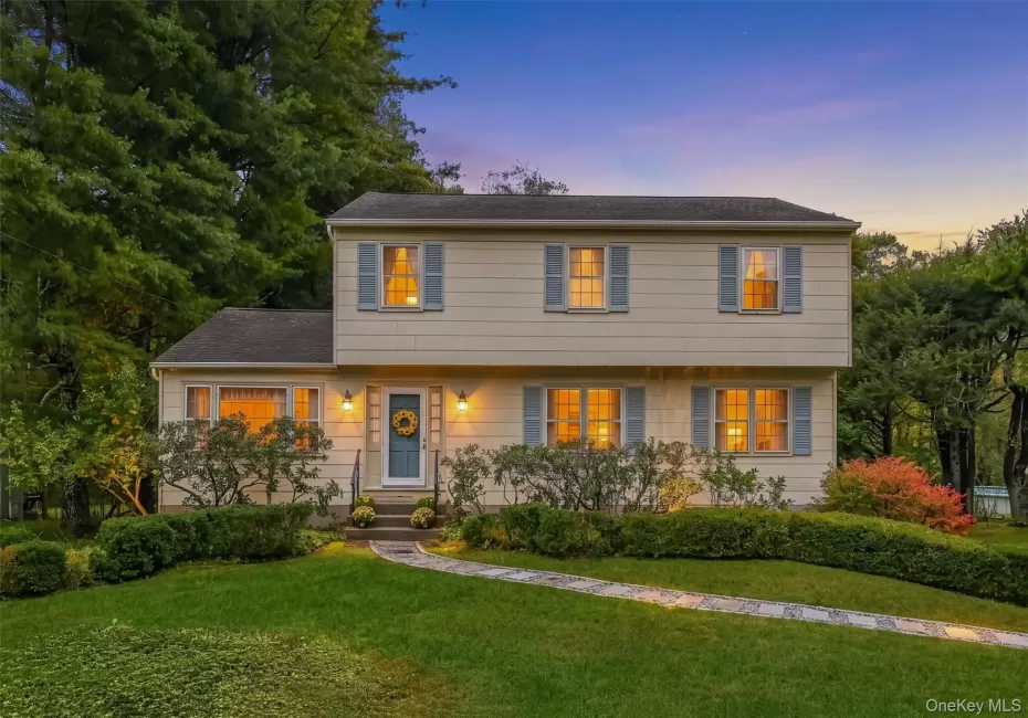 Comfortable and spacious 4 bedroom, 2.5 bath Colonial. Comfortable and spacious 4 bedroom, 2.5 bath Colonial.