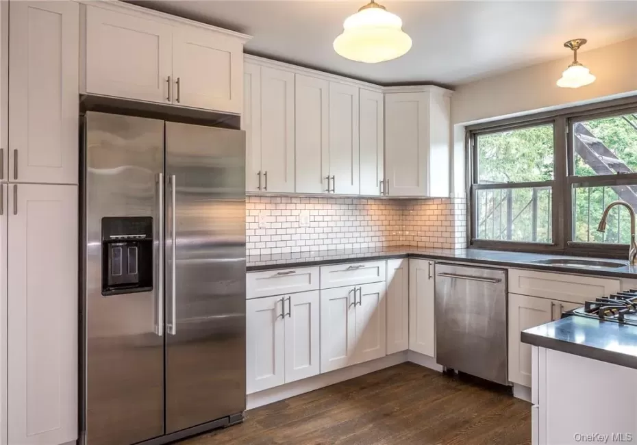 Stunning New kitchen with abundant counter and storage space. Stunning New kitchen with abundant counter and storage space.