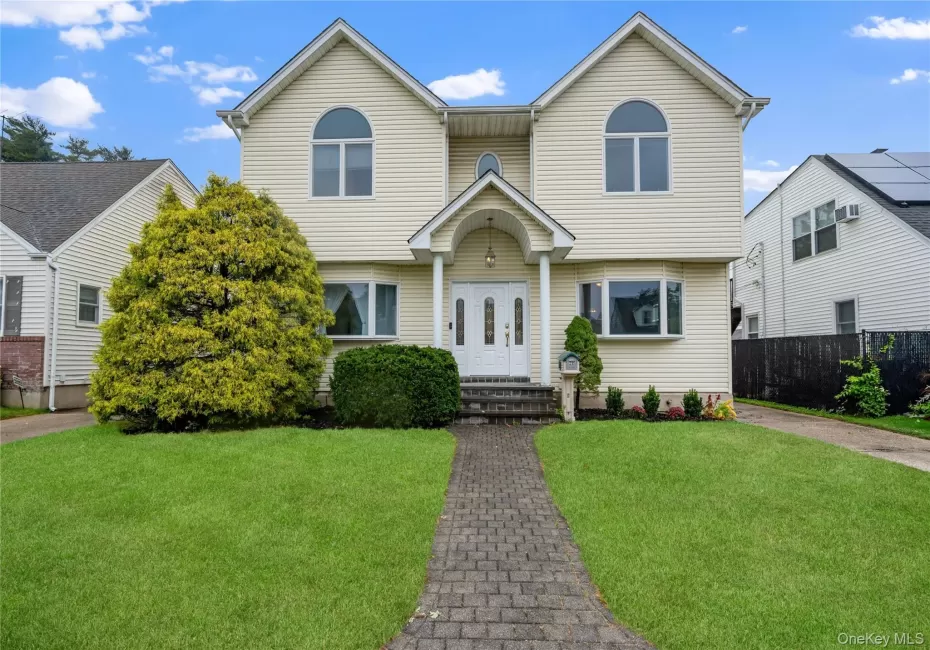 Welcome to 22 Park East, a 4-bedroom, 2-bath colonial in New Hyde Park! Welcome to 22 Park East, a 4-bedroom, 2-bath colonial in New Hyde Park!