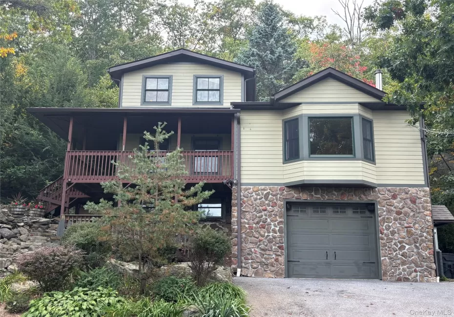 Welcome home to 22 Deer Trail South! Welcome home to 22 Deer Trail South!
