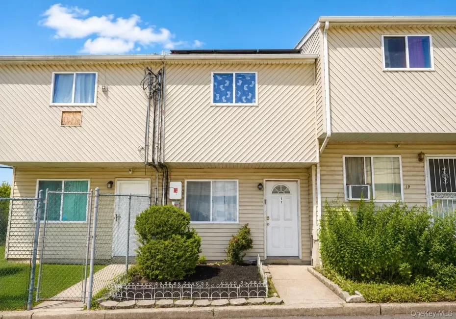 17 Betty Court, New York, NY, 3 Bedrooms Bedrooms, 5 Rooms Rooms,1 BathroomBathrooms,Residential,For Rent,Betty,0,1057979 17 Betty Court, New York, NY, 3 Bedrooms Bedrooms, 5 Rooms Rooms,1 BathroomBathrooms,Residential,For Rent,Betty,0,1057979