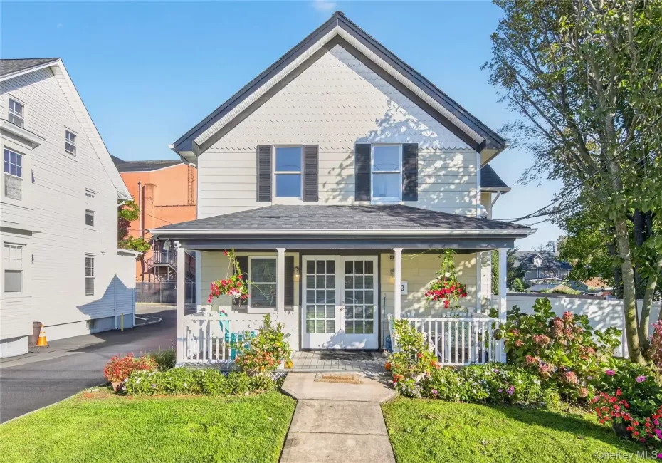 9 Carver Street, Huntington, NY, 1 Bedroom Bedrooms, 2 Rooms Rooms,1 BathroomBathrooms,Residential Lease,For Rent,Carver,0,1058727 9 Carver Street, Huntington, NY, 1 Bedroom Bedrooms, 2 Rooms Rooms,1 BathroomBathrooms,Residential Lease,For Rent,Carver,0,1058727