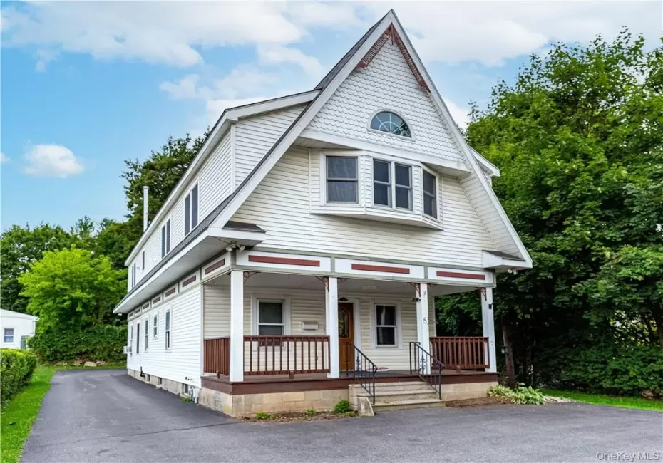 Three bedroom, two full bath top floor apartment in the center of the Village of Pawling. Three bedroom, two full bath top floor apartment in the center of the Village of Pawling.