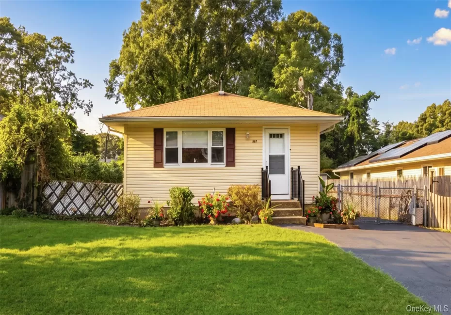 567 Boxwood Drive, Brookhaven, NY, 3 Bedrooms Bedrooms, 6 Rooms Rooms,1 BathroomBathrooms,Residential,For Rent,Boxwood,0,1059350 567 Boxwood Drive, Brookhaven, NY, 3 Bedrooms Bedrooms, 6 Rooms Rooms,1 BathroomBathrooms,Residential,For Rent,Boxwood,0,1059350