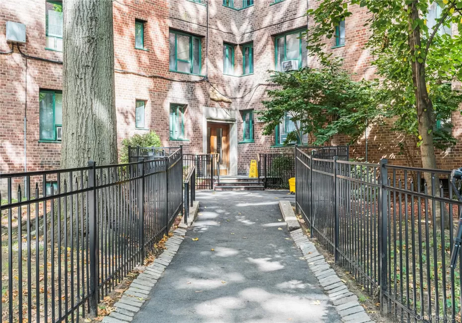 1946 Tremont Avenue, New York, NY, 2 Bedrooms Bedrooms, 5 Rooms Rooms,1 BathroomBathrooms,Residential,For Rent,Tremont,0,1059396 1946 Tremont Avenue, New York, NY, 2 Bedrooms Bedrooms, 5 Rooms Rooms,1 BathroomBathrooms,Residential,For Rent,Tremont,0,1059396