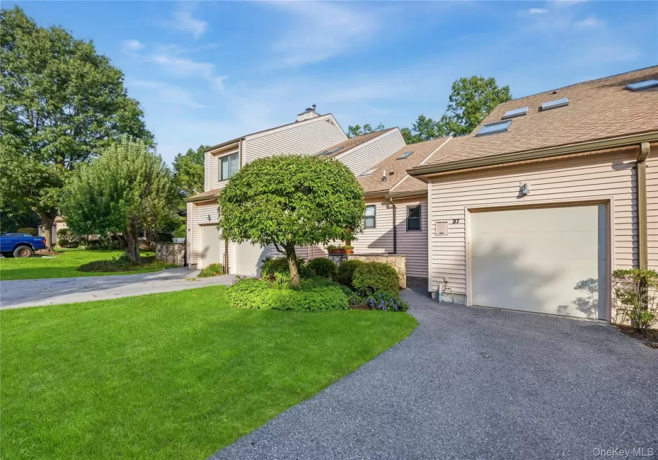 Turnkey ready, bright & fresh townhome in the Hudson Watch community! Turnkey ready, bright & fresh townhome in the Hudson Watch community!