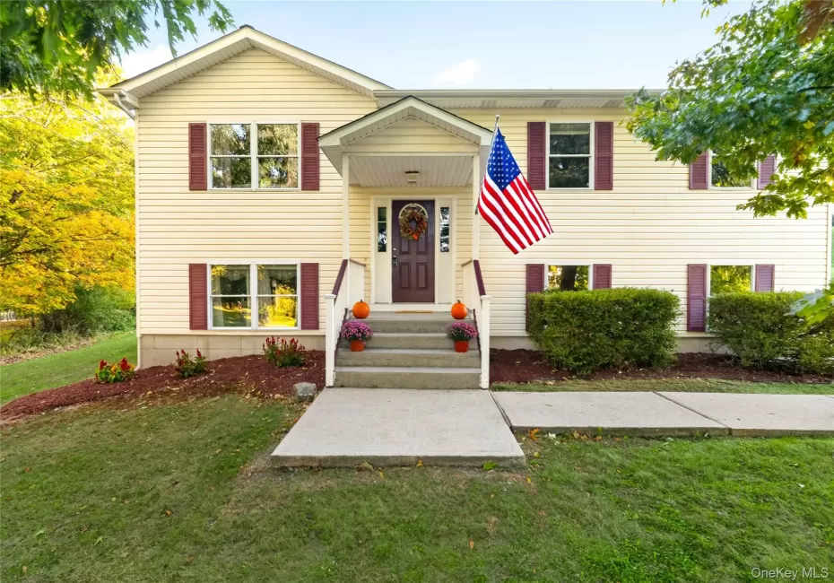 Welcome Home to 5 Pilgrim Corners Rd! Welcome Home to 5 Pilgrim Corners Rd!