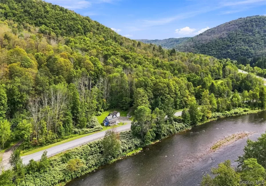 Welcome to your own little slice of paradise, an escape with river views only minutes away from farm to table restaurants, breweries, fishing and hiking Welcome to your own little slice of paradise, an escape with river views only minutes away from farm to table restaurants, breweries, fishing and hiking