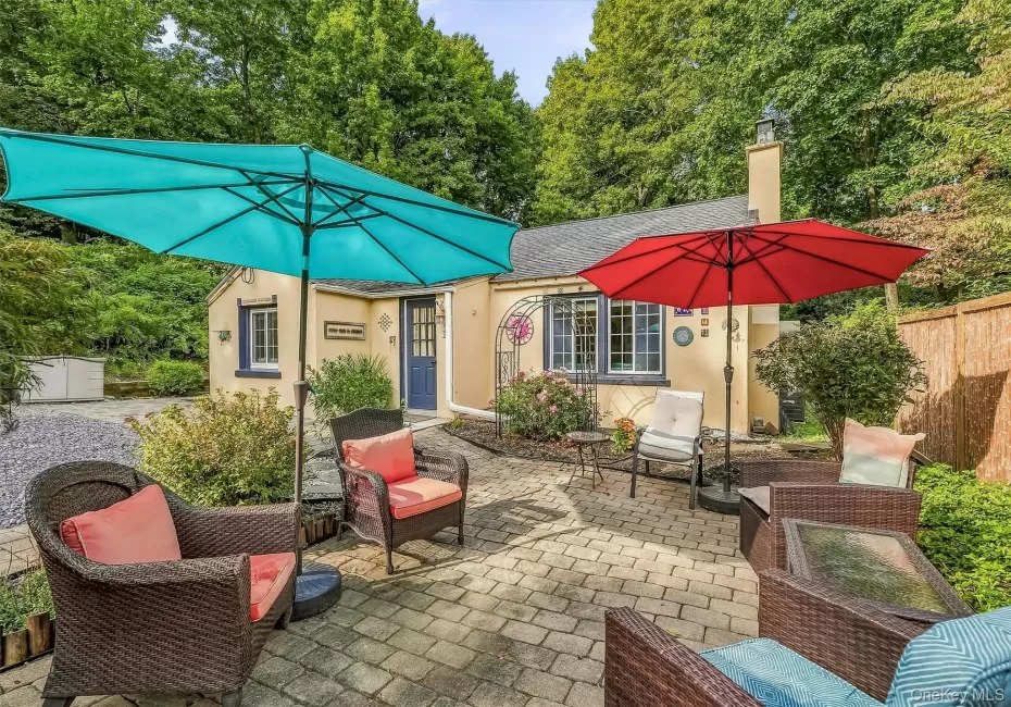 You will feel at home the moment you pull up to this sweet village home! You will feel at home the moment you pull up to this sweet village home!