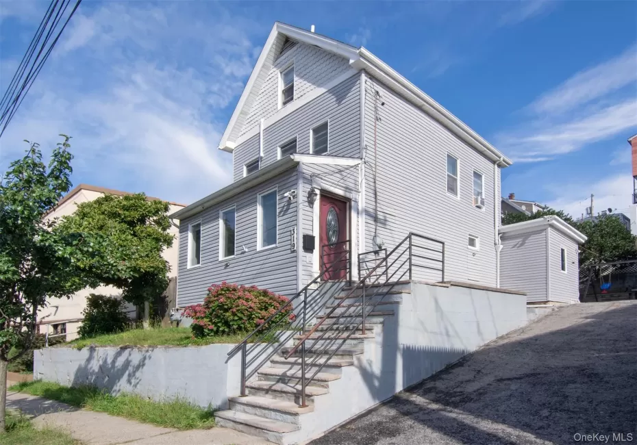 Lovely Home with long driveway . Plenty of parking!! Lovely Home with long driveway . Plenty of parking!!