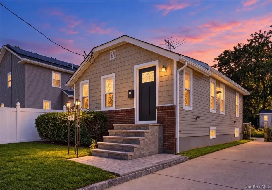 609 Hempstead Gardens Drive, Hempstead, NY, 3 Bedrooms Bedrooms, 6 Rooms Rooms,2 BathroomsBathrooms,Residential,For Rent,Hempstead Gardens,0,1058624 609 Hempstead Gardens Drive, Hempstead, NY, 3 Bedrooms Bedrooms, 6 Rooms Rooms,2 BathroomsBathrooms,Residential,For Rent,Hempstead Gardens,0,1058624