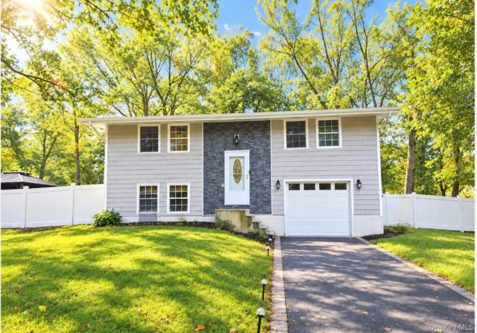 32 Lodge Lane, Brookhaven, NY, 4 Bedrooms Bedrooms, 7 Rooms Rooms,1 BathroomBathrooms,Residential,For Rent,Lodge,0,1061463 32 Lodge Lane, Brookhaven, NY, 4 Bedrooms Bedrooms, 7 Rooms Rooms,1 BathroomBathrooms,Residential,For Rent,Lodge,0,1061463