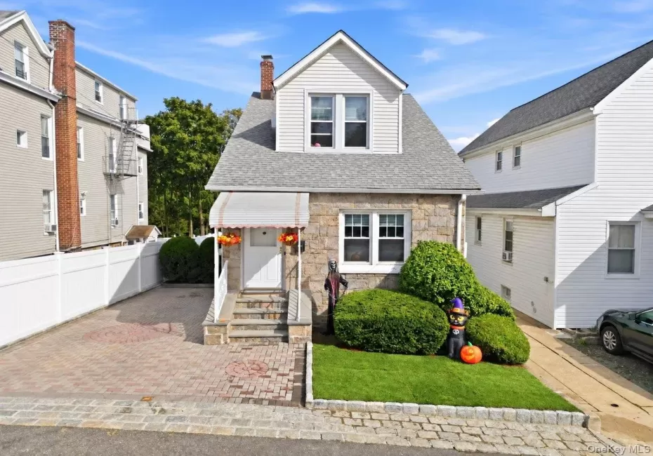 Wonderful size Lot with a spacious Driveway to the Left and another driveway to the Right with a detached 2 Car Garage. Wonderful size Lot with a spacious Driveway to the Left and another driveway to the Right with a detached 2 Car Garage.