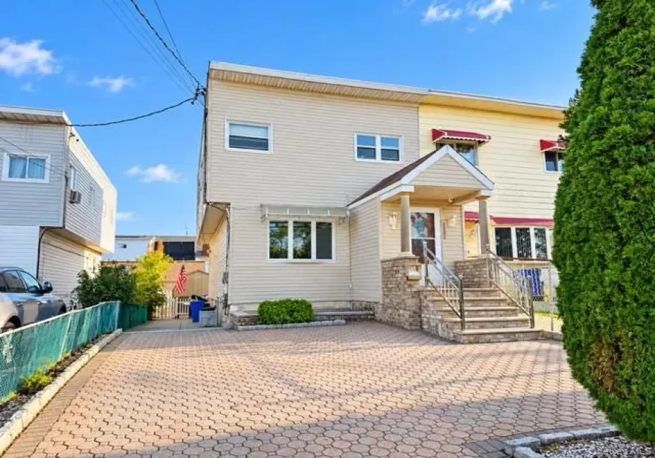 3084 Harding Avenue, New York, NY, 3 Bedrooms Bedrooms, 5 Rooms Rooms,1 BathroomBathrooms,Residential Lease,For Rent,Harding,0,1064331 3084 Harding Avenue, New York, NY, 3 Bedrooms Bedrooms, 5 Rooms Rooms,1 BathroomBathrooms,Residential Lease,For Rent,Harding,0,1064331