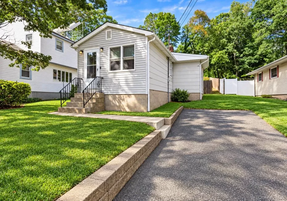 3 Edgewood Avenue, Brookhaven, NY, 2 Bedrooms Bedrooms, 6 Rooms Rooms,1 BathroomBathrooms,Residential Lease,For Rent,Edgewood,0,1064487 3 Edgewood Avenue, Brookhaven, NY, 2 Bedrooms Bedrooms, 6 Rooms Rooms,1 BathroomBathrooms,Residential Lease,For Rent,Edgewood,0,1064487