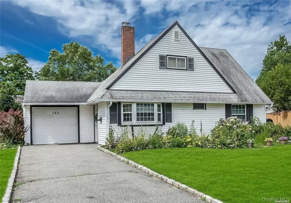 164 Blueberry Lane, Oyster Bay, NY, 4 Bedrooms Bedrooms, 7 Rooms Rooms,2 BathroomsBathrooms,Residential Lease,For Rent,Blueberry,0,1065357 164 Blueberry Lane, Oyster Bay, NY, 4 Bedrooms Bedrooms, 7 Rooms Rooms,2 BathroomsBathrooms,Residential Lease,For Rent,Blueberry,0,1065357