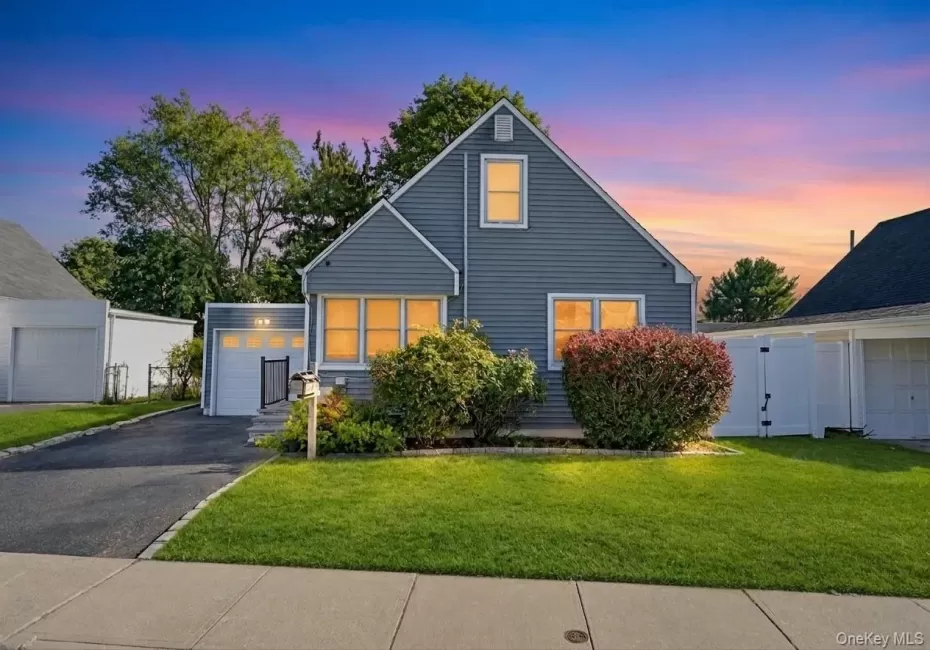 14 Burns Avenue, Oyster Bay, NY, 4 Bedrooms Bedrooms, 6 Rooms Rooms,2 BathroomsBathrooms,Residential,For Rent,Burns,0,1064413 14 Burns Avenue, Oyster Bay, NY, 4 Bedrooms Bedrooms, 6 Rooms Rooms,2 BathroomsBathrooms,Residential,For Rent,Burns,0,1064413