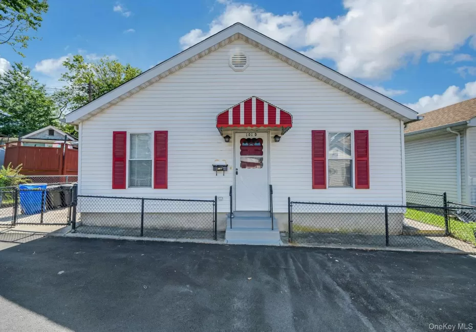 Welcome to 101 D Edgewater Park / Front of home Welcome to 101 D Edgewater Park / Front of home
