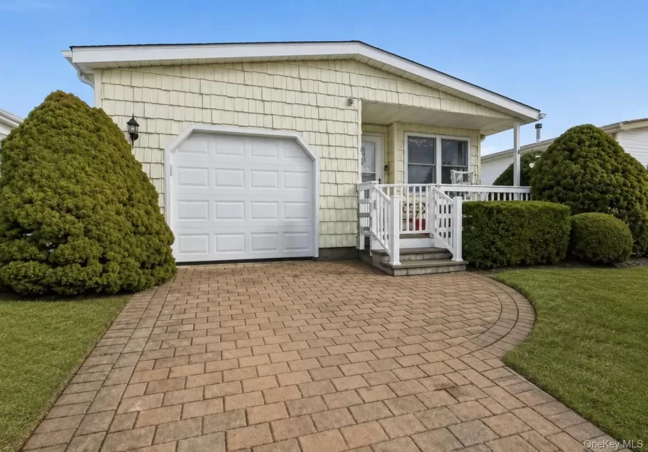 This Unit Offers 2 Bedrooms and 2 full Bathrooms With An Attached Garage This Unit Offers 2 Bedrooms and 2 full Bathrooms With An Attached Garage