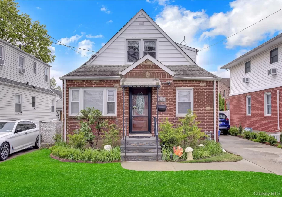 1312 Park Avenue, North Hempstead, NY, 4 Bedrooms Bedrooms, 7 Rooms Rooms,1 BathroomBathrooms,Residential,For Rent,Park,0,KEY986686 1312 Park Avenue, North Hempstead, NY, 4 Bedrooms Bedrooms, 7 Rooms Rooms,1 BathroomBathrooms,Residential,For Rent,Park,0,KEY986686