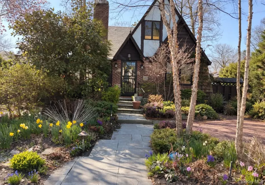 3 Crestwood Place, North Hempstead, NY, 3 Bedrooms Bedrooms, 8 Rooms Rooms,2 BathroomsBathrooms,Residential,For Rent,Crestwood,0,962532 3 Crestwood Place, North Hempstead, NY, 3 Bedrooms Bedrooms, 8 Rooms Rooms,2 BathroomsBathrooms,Residential,For Rent,Crestwood,0,962532