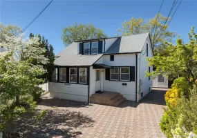 17 June Avenue, Oyster Bay, NY, 4 Bedrooms Bedrooms, 9 Rooms Rooms,2 BathroomsBathrooms,Residential,For Rent,June,0,KEY991119 17 June Avenue, Oyster Bay, NY, 4 Bedrooms Bedrooms, 9 Rooms Rooms,2 BathroomsBathrooms,Residential,For Rent,June,0,KEY991119