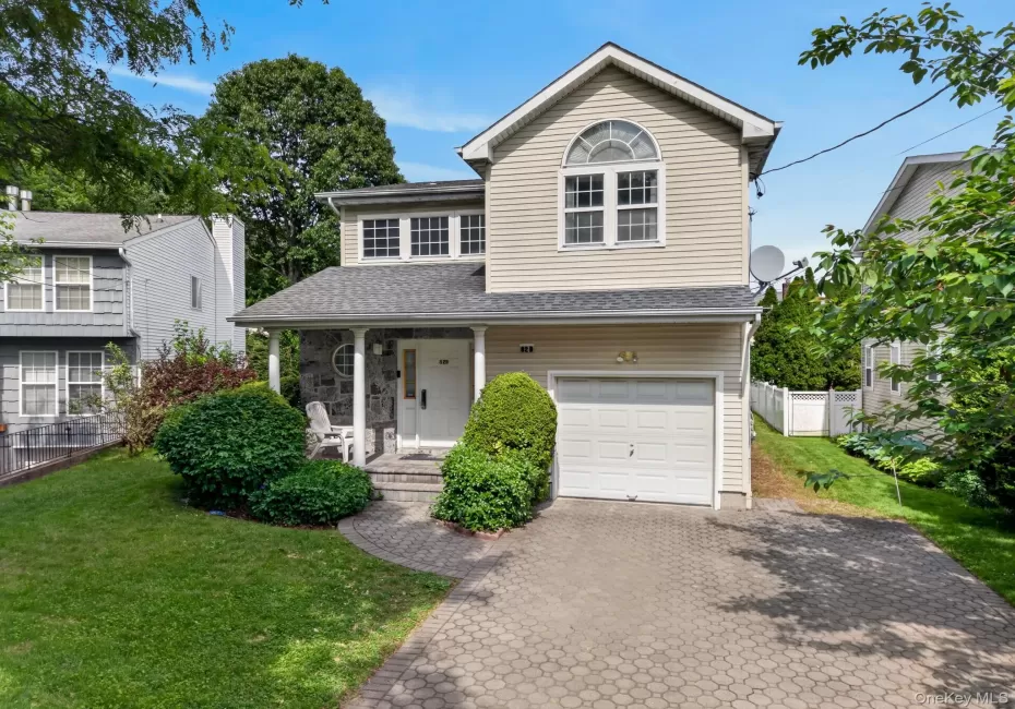 82B Inwood Road, North Hempstead, NY, 4 Bedrooms Bedrooms, 8 Rooms Rooms,2 BathroomsBathrooms,Residential,For Rent,Inwood,0,1002085 82B Inwood Road, North Hempstead, NY, 4 Bedrooms Bedrooms, 8 Rooms Rooms,2 BathroomsBathrooms,Residential,For Rent,Inwood,0,1002085