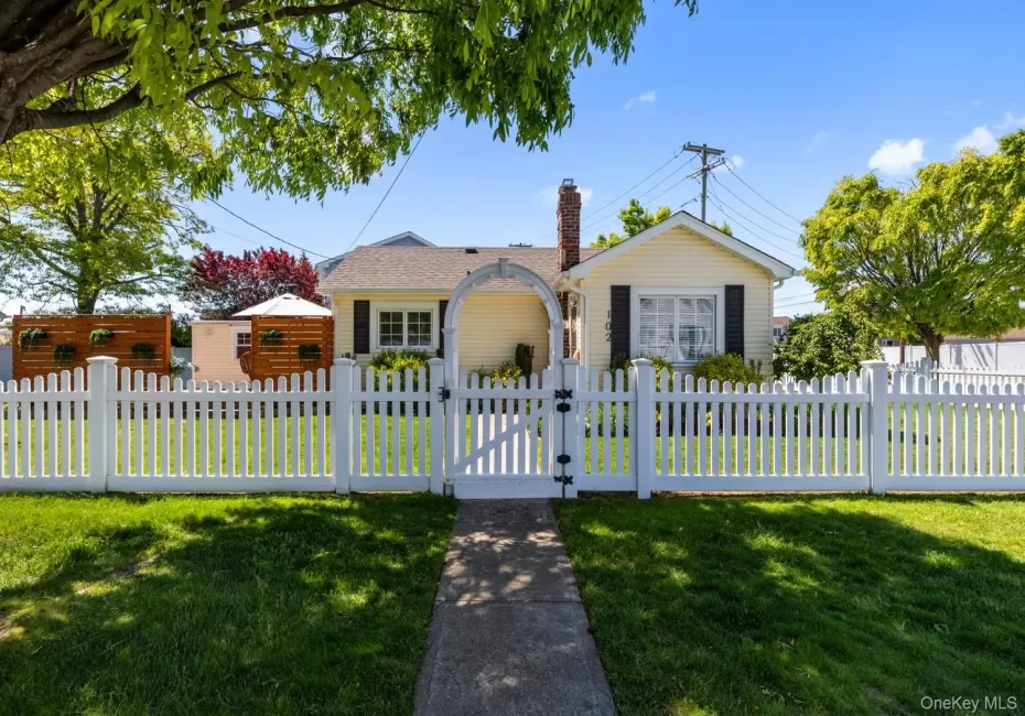 102 Garfield Place, Oyster Bay, NY, 2 Bedrooms Bedrooms, 7 Rooms Rooms,1 BathroomBathrooms,Residential,For Rent,Garfield,0,1004316 102 Garfield Place, Oyster Bay, NY, 2 Bedrooms Bedrooms, 7 Rooms Rooms,1 BathroomBathrooms,Residential,For Rent,Garfield,0,1004316
