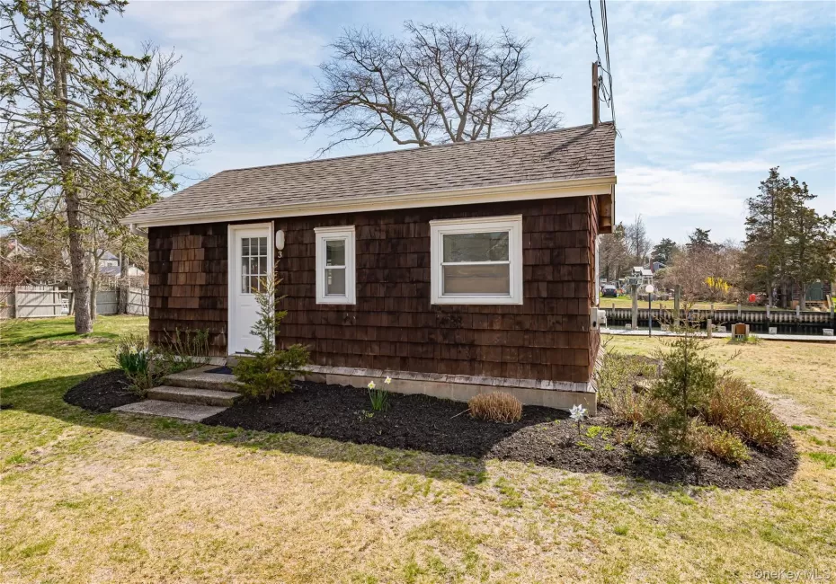 Charming beach cottage steps from Ponquogue Beach Charming beach cottage steps from Ponquogue Beach