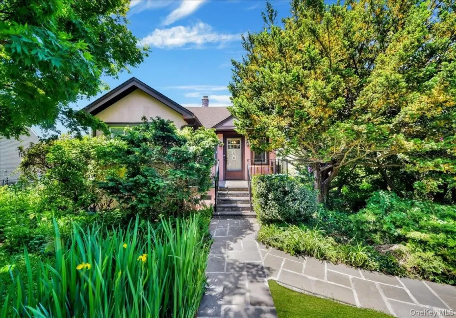 Welcome to 183 Elwood Street! Welcome to 183 Elwood Street!