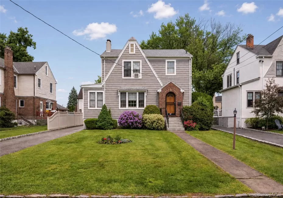 Bronxville Manor welcomes you. Bronxville Manor welcomes you.