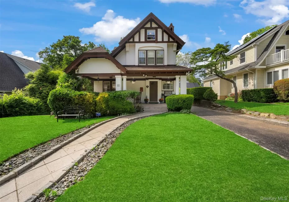 51 Maple Drive, North Hempstead, NY, 3 Bedrooms Bedrooms, 8 Rooms Rooms,2 BathroomsBathrooms,Residential,For Rent,Maple,0,1005336 51 Maple Drive, North Hempstead, NY, 3 Bedrooms Bedrooms, 8 Rooms Rooms,2 BathroomsBathrooms,Residential,For Rent,Maple,0,1005336