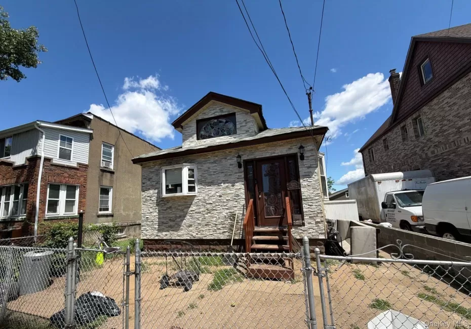 142-25 Bascom Avenue, New York, NY, 3 Bedrooms Bedrooms, 6 Rooms Rooms,1 BathroomBathrooms,Residential,For Rent,Bascom,0,1007234 142-25 Bascom Avenue, New York, NY, 3 Bedrooms Bedrooms, 6 Rooms Rooms,1 BathroomBathrooms,Residential,For Rent,Bascom,0,1007234