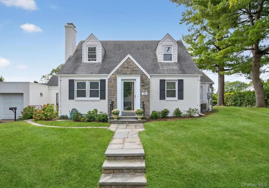 Fully renovated Cape cod-s house with 3 bedrooms, 2 full baths and a flexible layout Fully renovated Cape cod-s house with 3 bedrooms, 2 full baths and a flexible layout