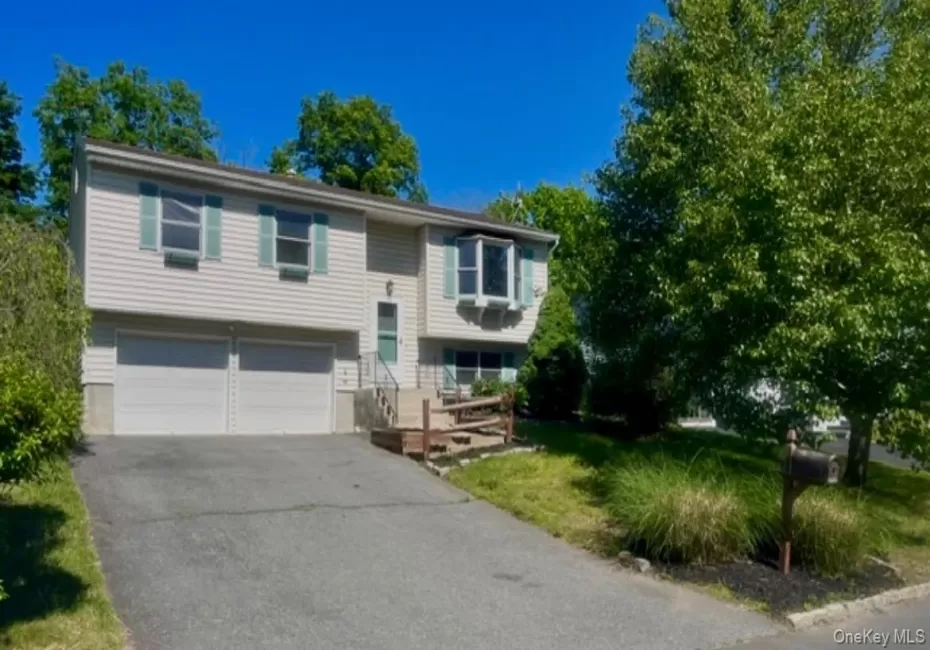 Lovely high ranch with 2 car garage Lovely high ranch with 2 car garage