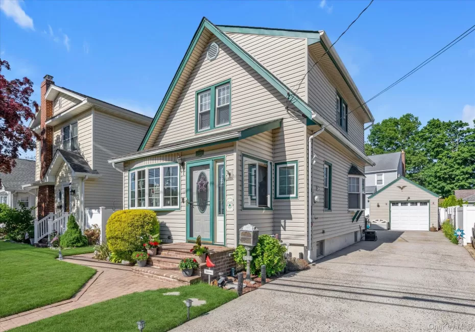 Traditional home with long driveway, beautifully landscaped yard and pavers, 1.5 car garage Traditional home with long driveway, beautifully landscaped yard and pavers, 1.5 car garage