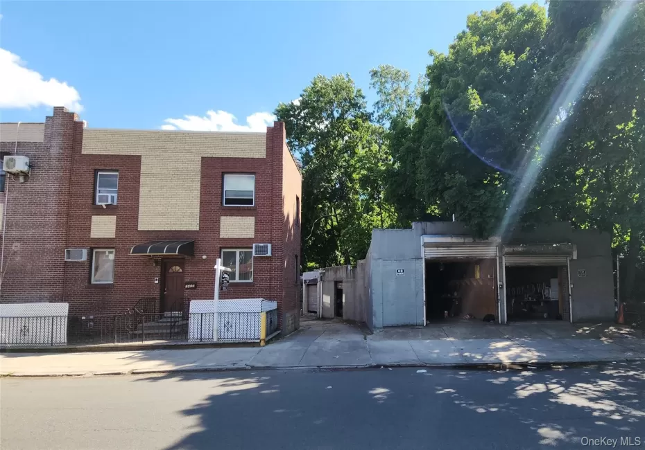 7432 Calamus Avenue, New York, NY, 4 Bedrooms Bedrooms, 10 Rooms Rooms,3 BathroomsBathrooms,Residential,For Rent,Calamus,0,KEY1009439 7432 Calamus Avenue, New York, NY, 4 Bedrooms Bedrooms, 10 Rooms Rooms,3 BathroomsBathrooms,Residential,For Rent,Calamus,0,KEY1009439