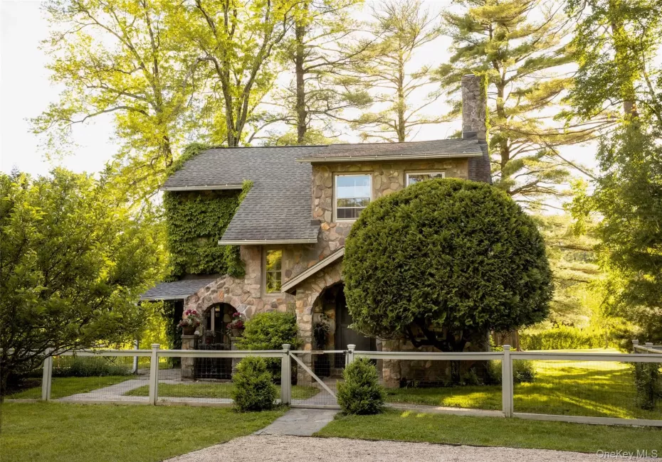 21-23 Library Lane, Woodstock, NY, 7 Bedrooms Bedrooms, 16 Rooms Rooms,4 BathroomsBathrooms,Residential,For Rent,Library Lane,0,1009009 21-23 Library Lane, Woodstock, NY, 7 Bedrooms Bedrooms, 16 Rooms Rooms,4 BathroomsBathrooms,Residential,For Rent,Library Lane,0,1009009